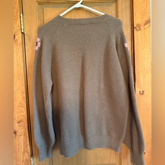 Women’s Sweater - Picture 2 of 3